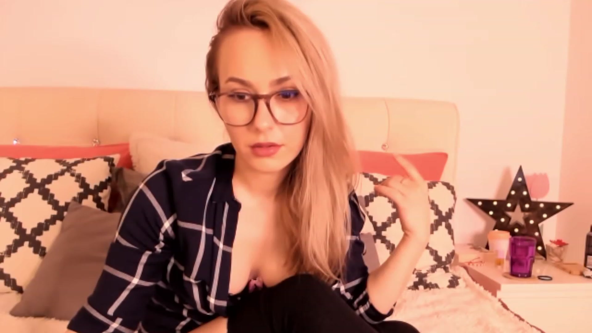 Gallery image thumbnail from Simi__'s myfreecams stream on, 03/05/2023, 17:52 image 7 of 20