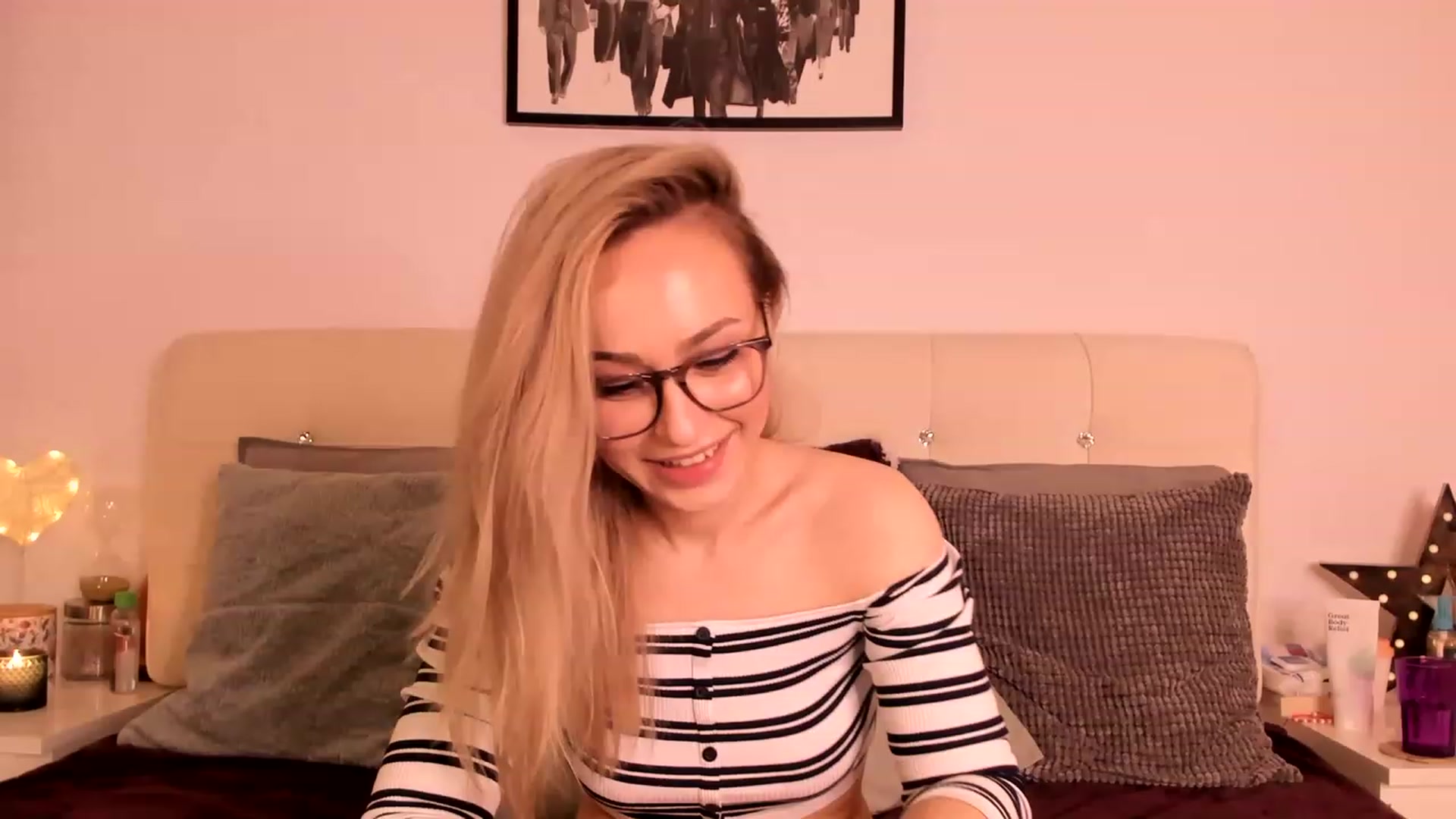 Gallery image thumbnail from Simi__'s myfreecams stream on, 03/19/2023, 18:43 image 14 of 20