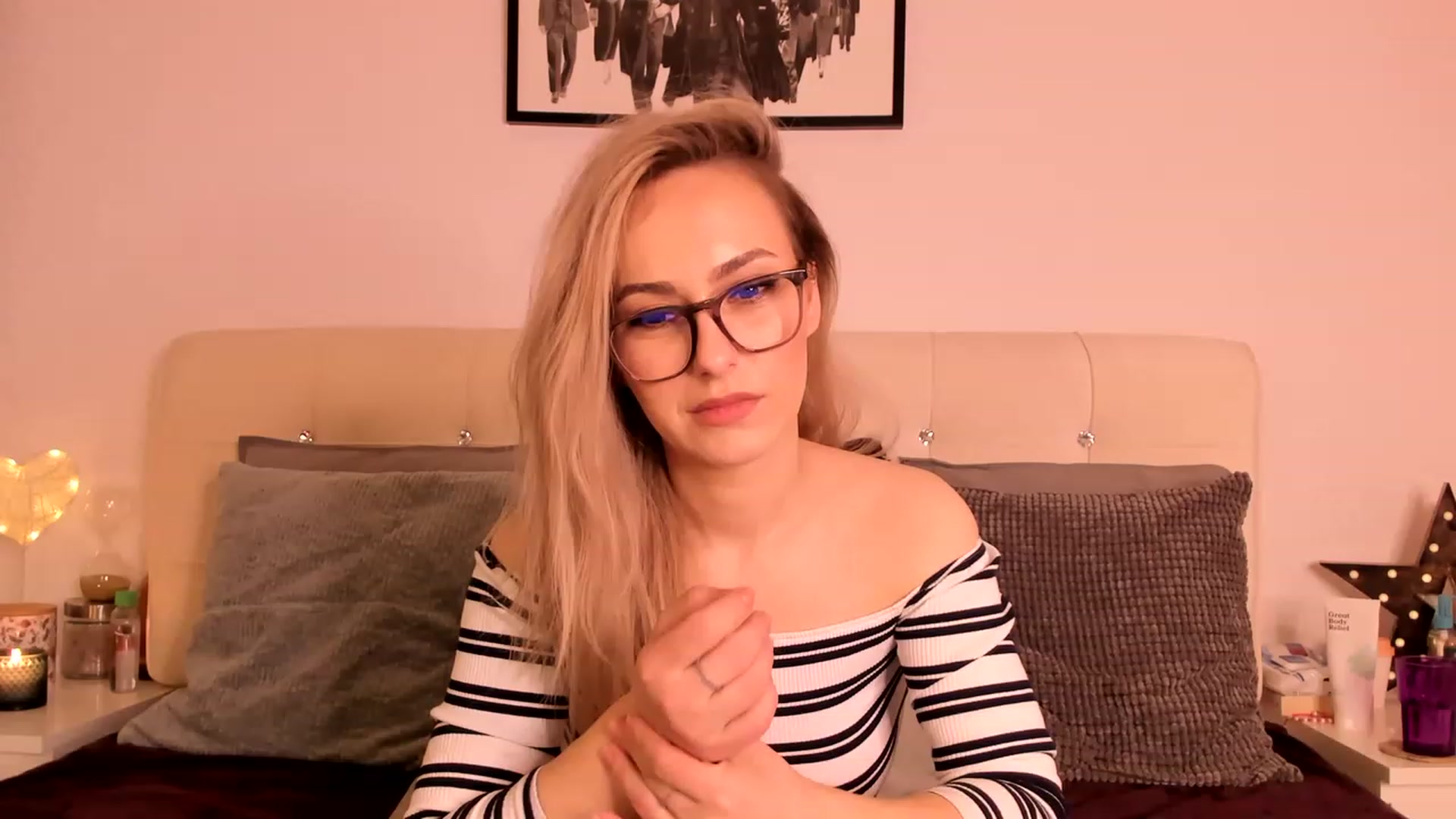 Gallery image thumbnail from Simi__'s myfreecams stream on, 03/19/2023, 18:43 image 17 of 20