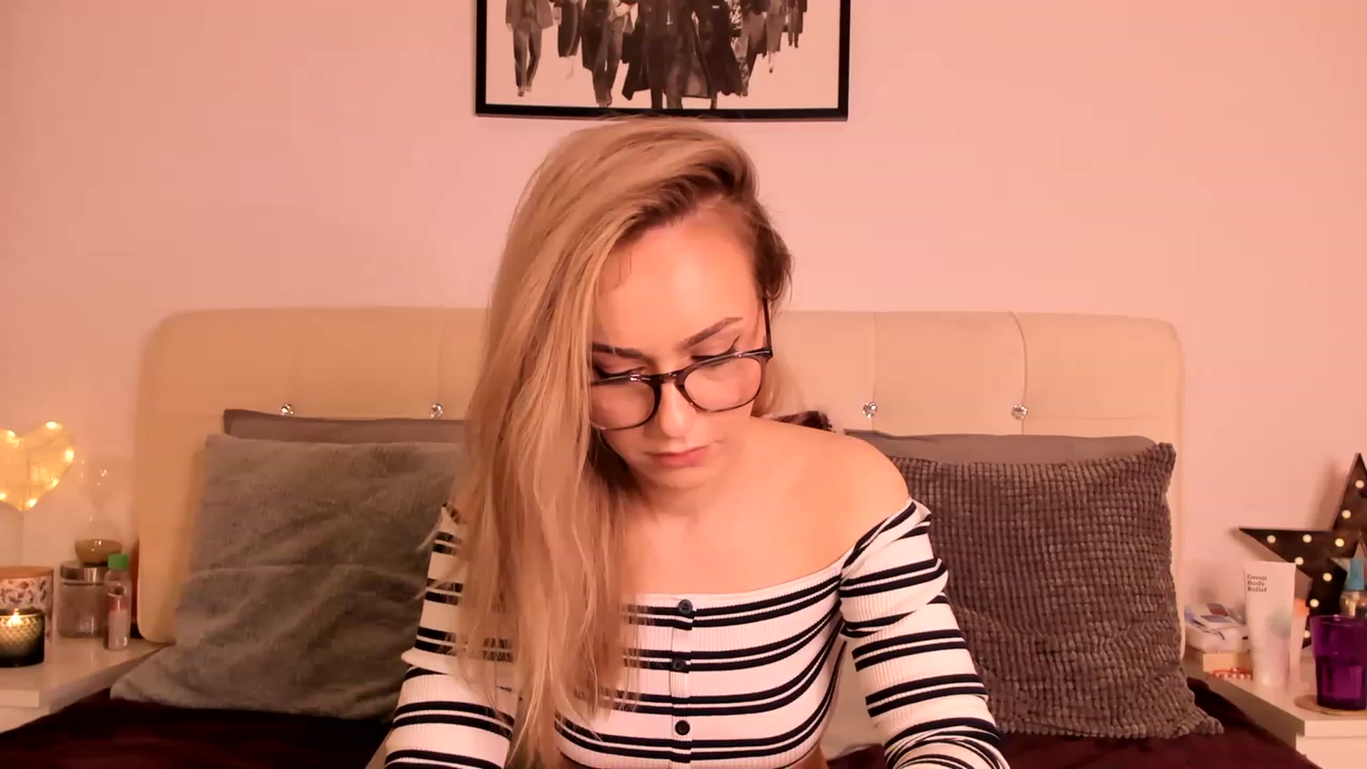 Gallery image thumbnail from Simi__'s myfreecams stream on, 03/19/2023, 18:43 image 16 of 20