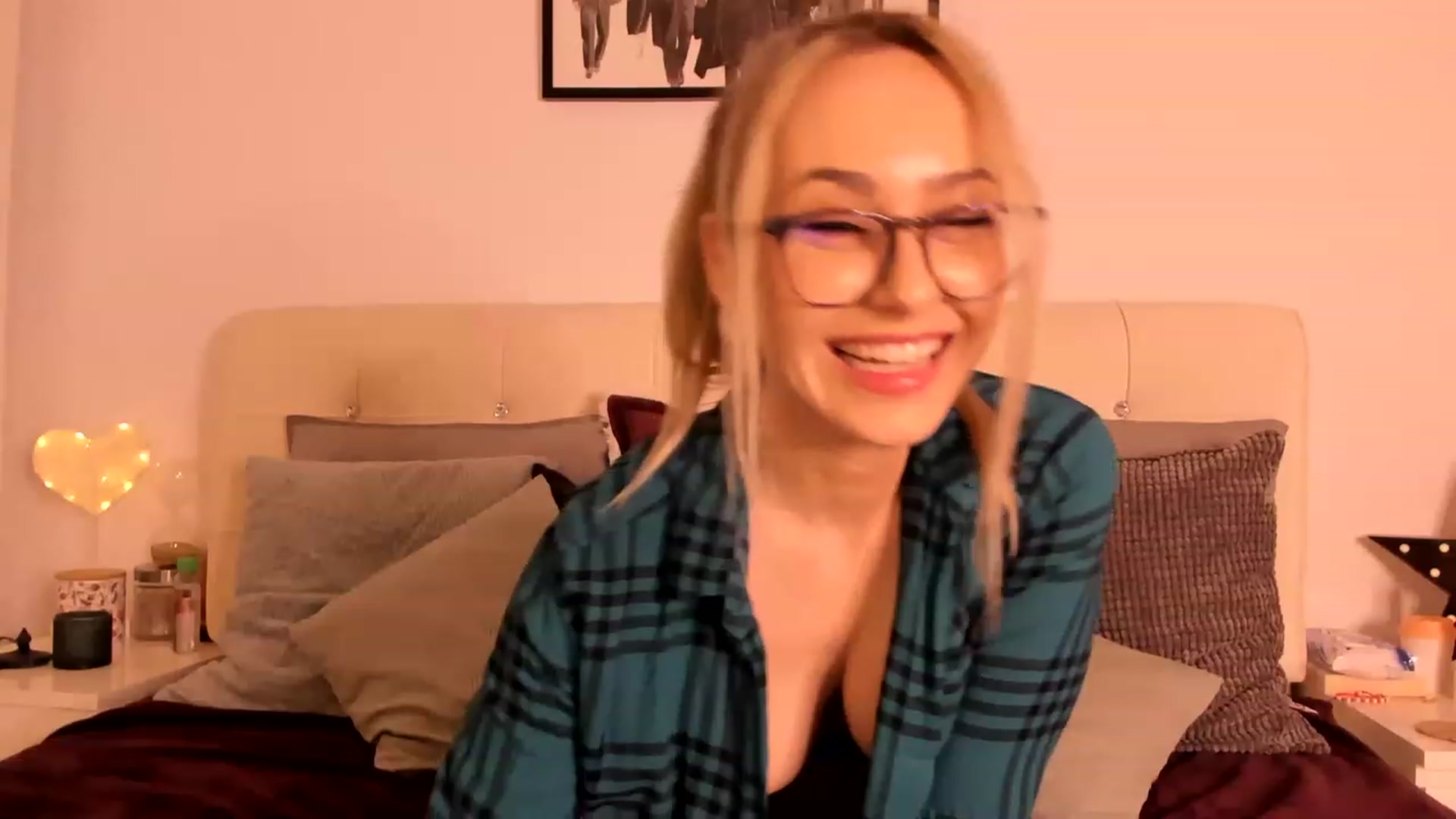 Gallery image thumbnail from Simi__'s myfreecams stream on, 03/26/2023, 17:40 image 13 of 20