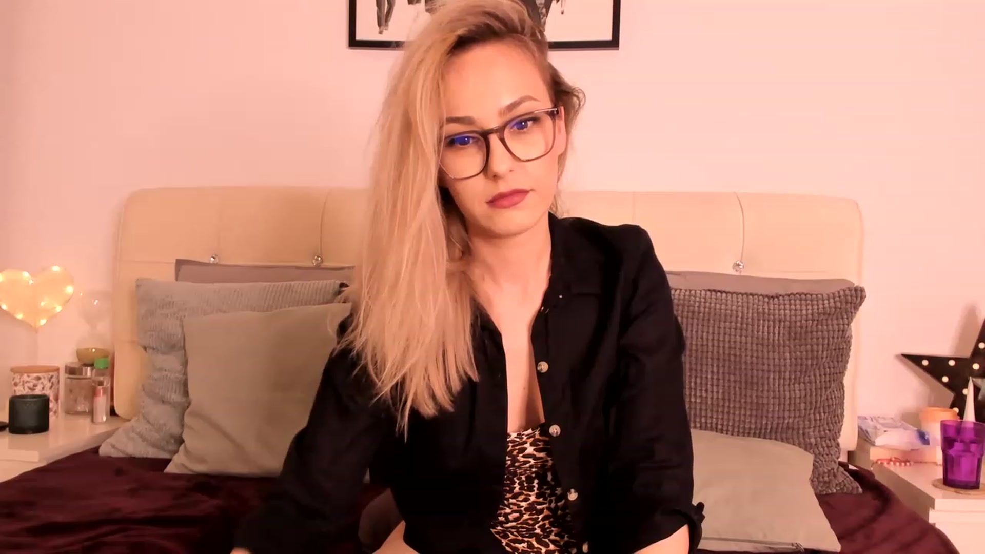 Gallery image thumbnail from Simi__'s myfreecams stream on, 03/27/2023, 17:41 image 17 of 20