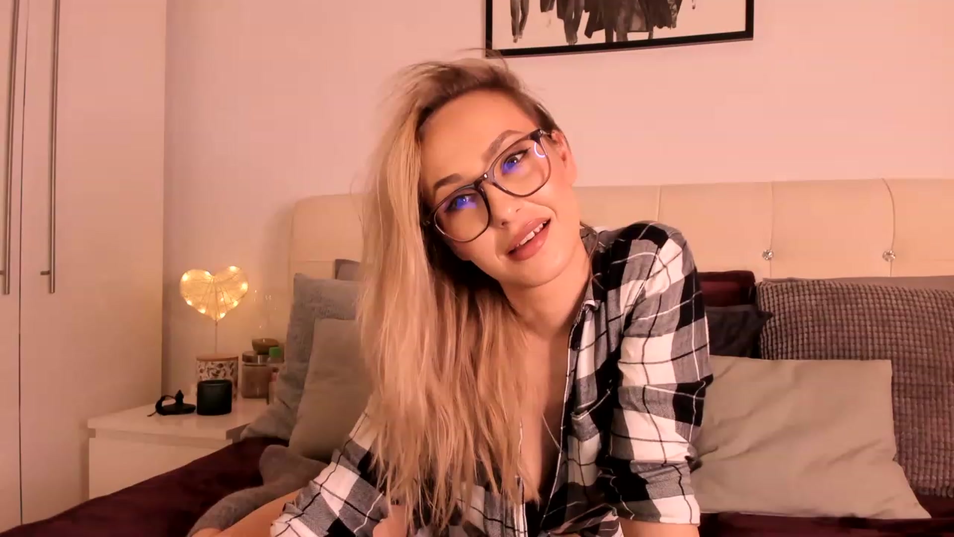 Gallery image thumbnail from Simi__'s myfreecams stream on, 03/31/2023, 16:43 image 18 of 20