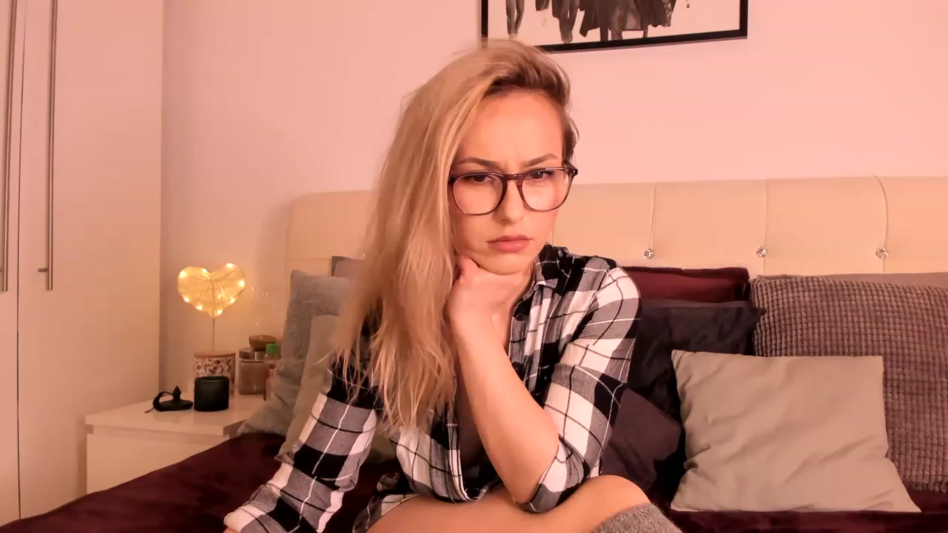 Gallery image thumbnail from Simi__'s myfreecams stream on, 03/31/2023, 16:43 image 16 of 20