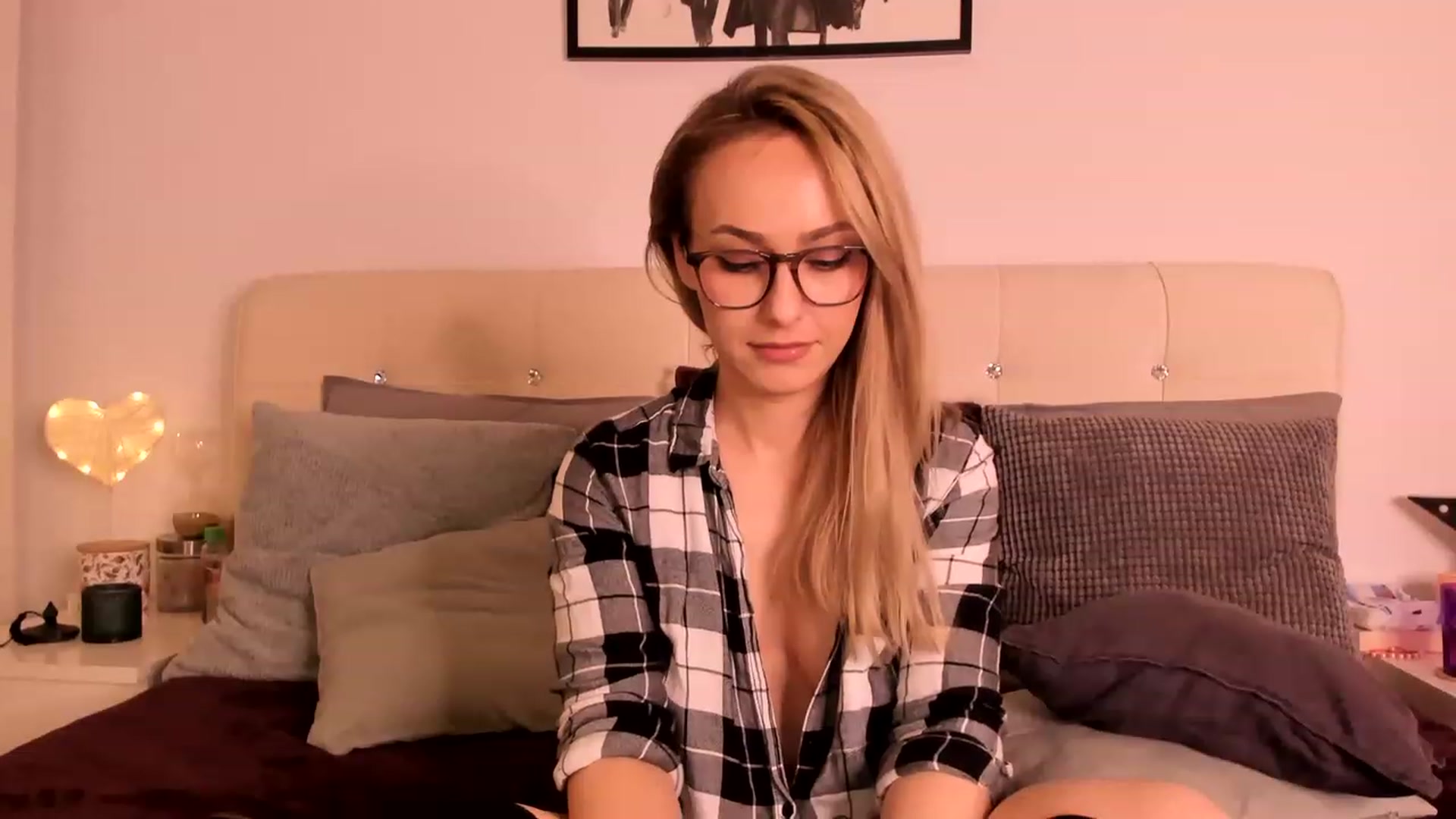 Gallery image thumbnail from Simi__'s myfreecams stream on, 03/31/2023, 20:09 image 16 of 20