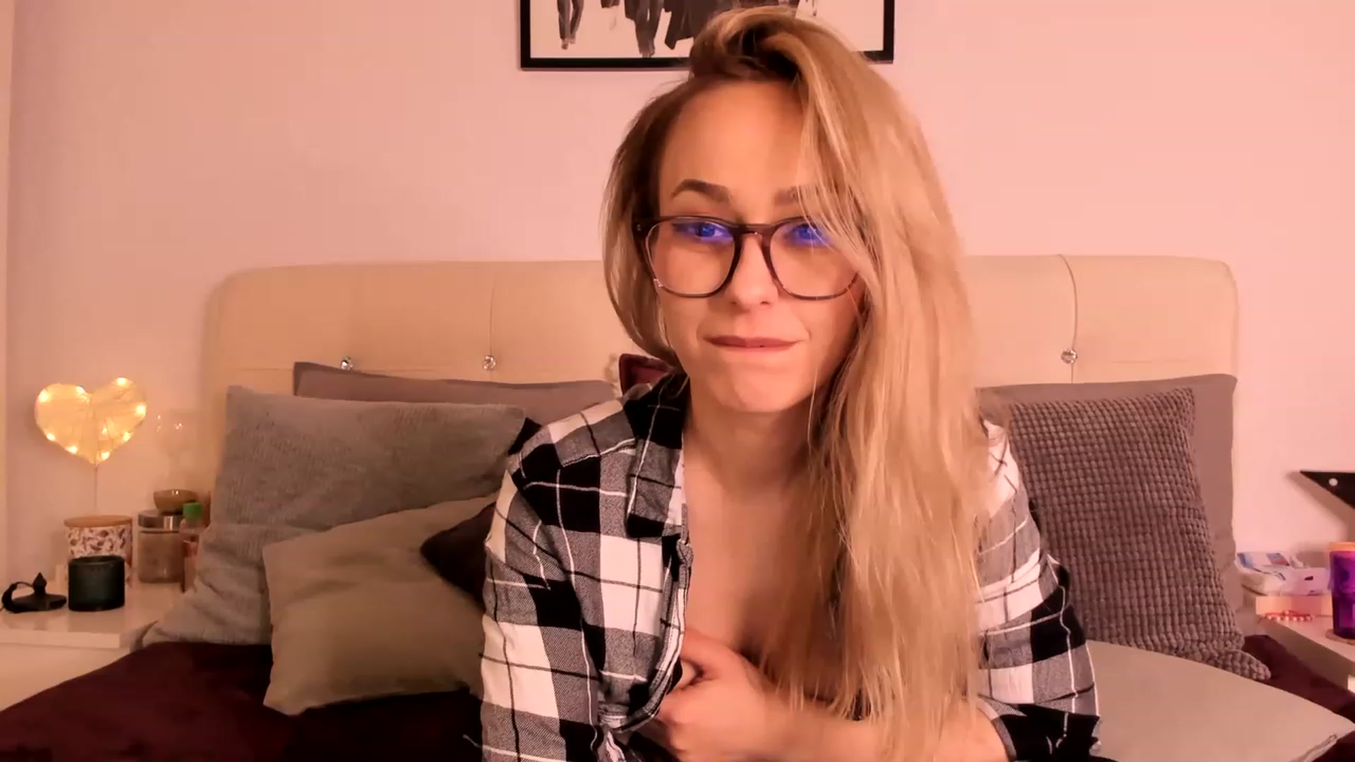 Gallery image thumbnail from Simi__'s myfreecams stream on, 03/31/2023, 20:52 image 15 of 20