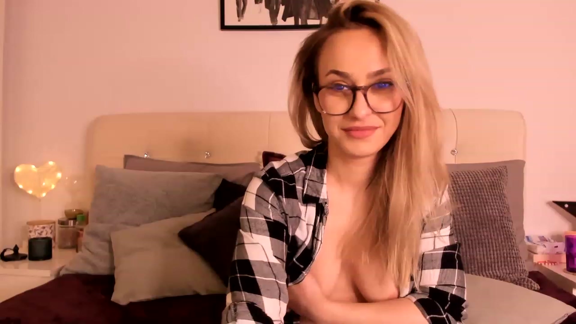 Gallery image thumbnail from Simi__'s myfreecams stream on, 03/31/2023, 20:52 image 17 of 20