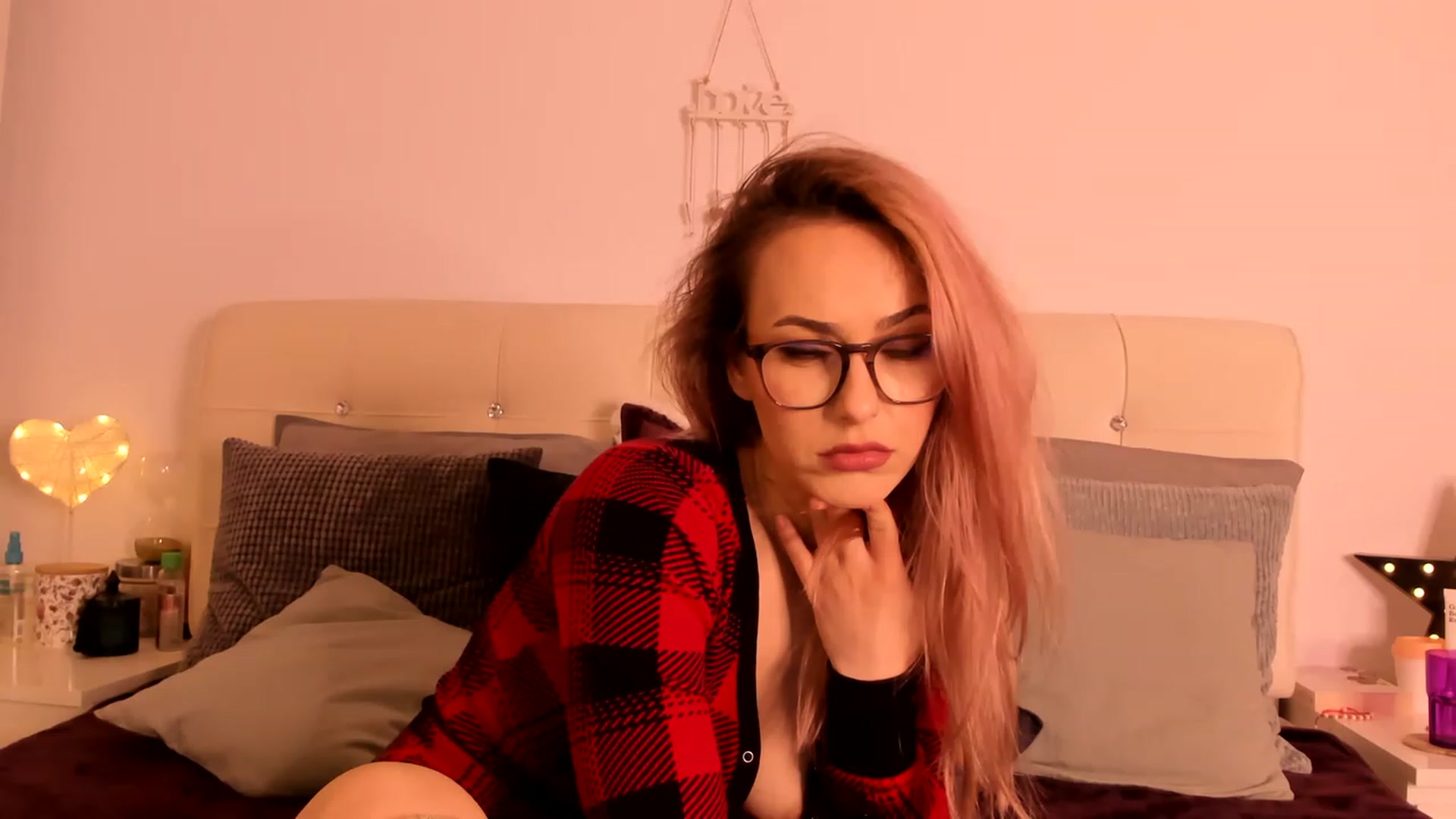 Gallery image thumbnail from Simi__'s myfreecams stream on, 04/19/2023, 16:11 image 17 of 20