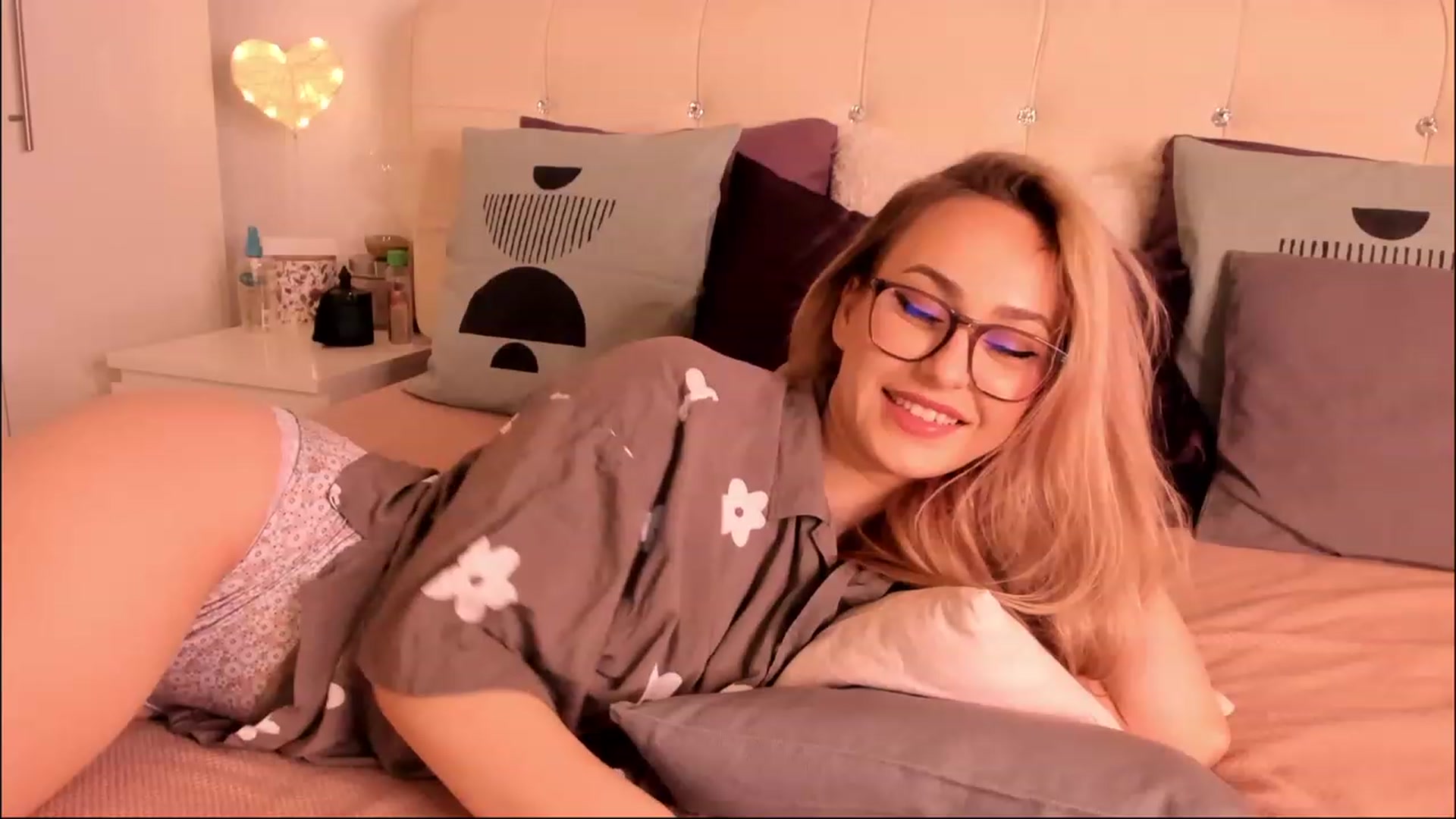 Gallery image thumbnail from Simi__'s myfreecams stream on, 05/01/2023, 17:07 image 11 of 20