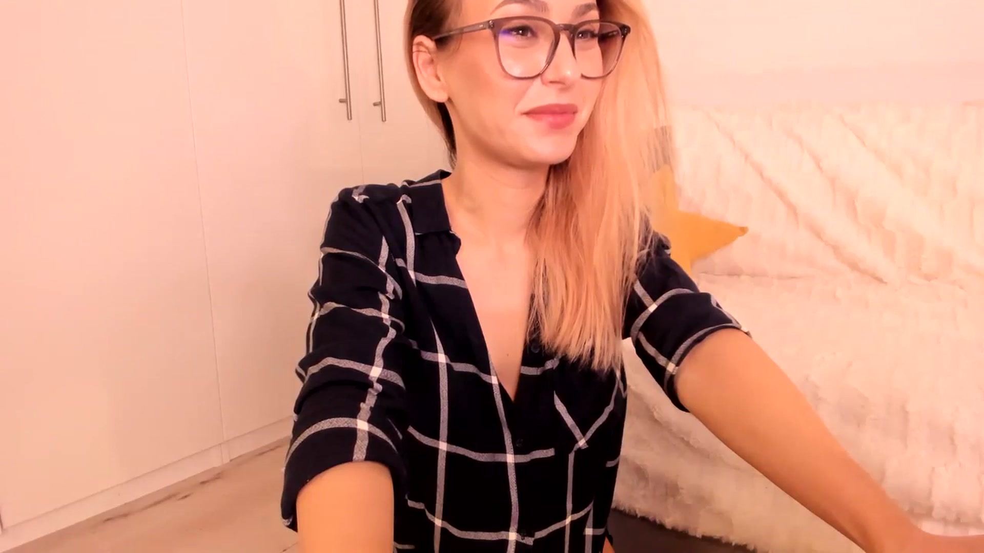 Gallery image thumbnail from Simi__'s myfreecams stream on, 10/20/2023, 17:32 image 9 of 20