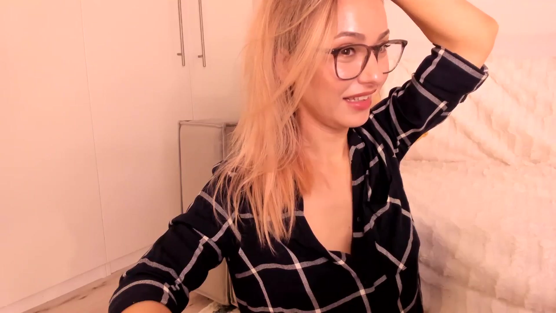 Gallery image thumbnail from Simi__'s myfreecams stream on, 10/20/2023, 17:32 image 5 of 20