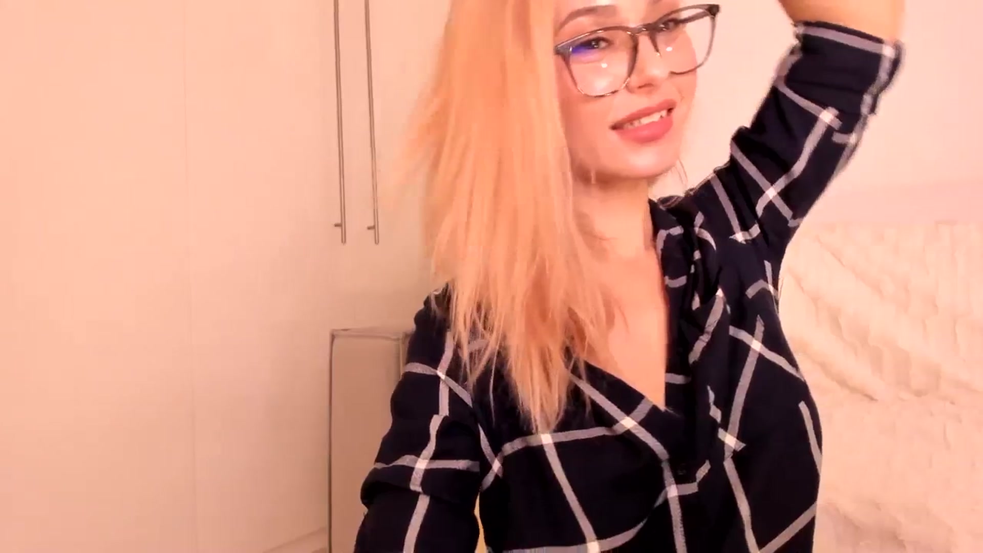 Gallery image thumbnail from Simi__'s myfreecams stream on, 10/20/2023, 17:32 image 17 of 20