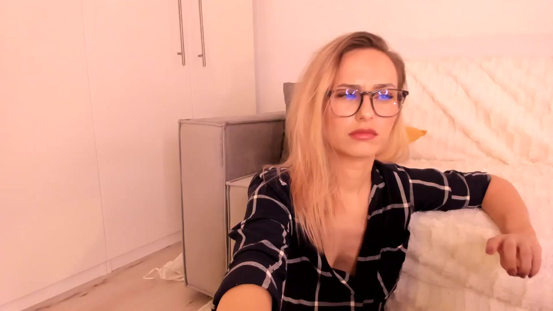 Gallery image thumbnail from Simi__'s myfreecams stream on, 10/20/2023, 17:32 image 6 of 20
