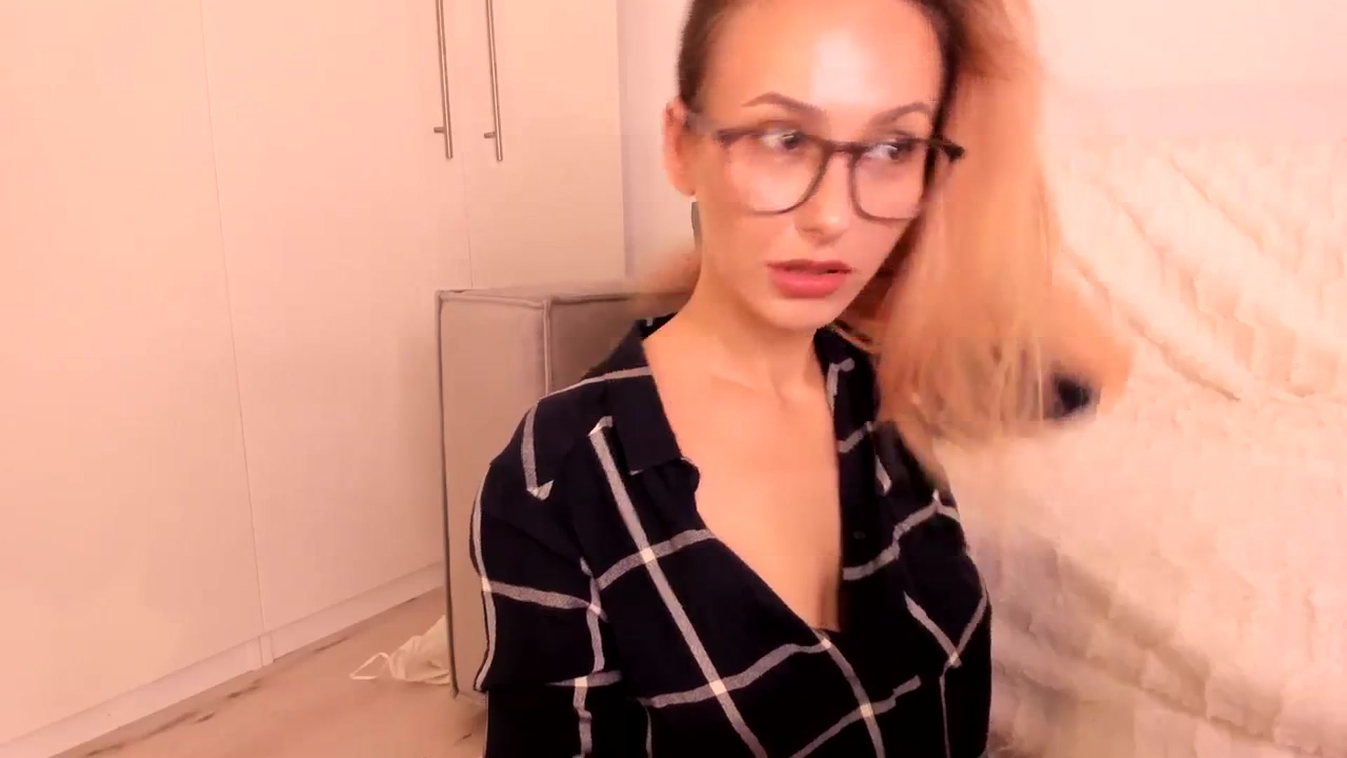 Gallery image thumbnail from Simi__'s myfreecams stream on, 10/20/2023, 17:32 image 8 of 20