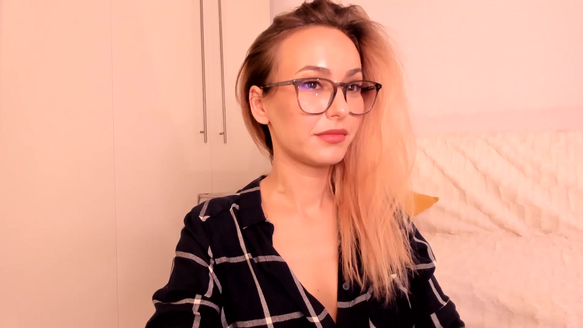 Gallery image thumbnail from Simi__'s myfreecams stream on, 10/20/2023, 17:32 image 18 of 20