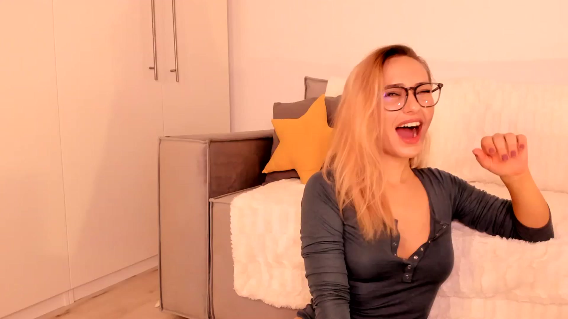 Gallery image thumbnail from Simi__'s myfreecams stream on, 10/21/2023, 17:44 image 1 of 20