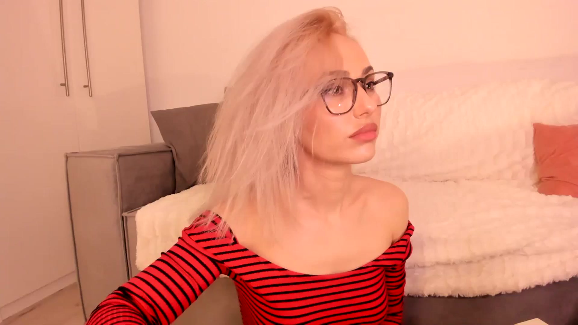 Gallery image thumbnail from Simi__'s myfreecams stream on, 11/03/2023, 17:13 image 5 of 20