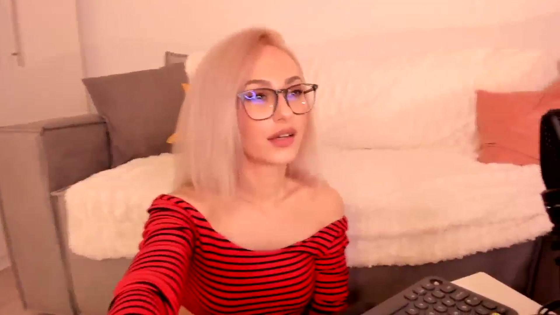 Gallery image thumbnail from Simi__'s myfreecams stream on, 11/03/2023, 18:02 image 19 of 20