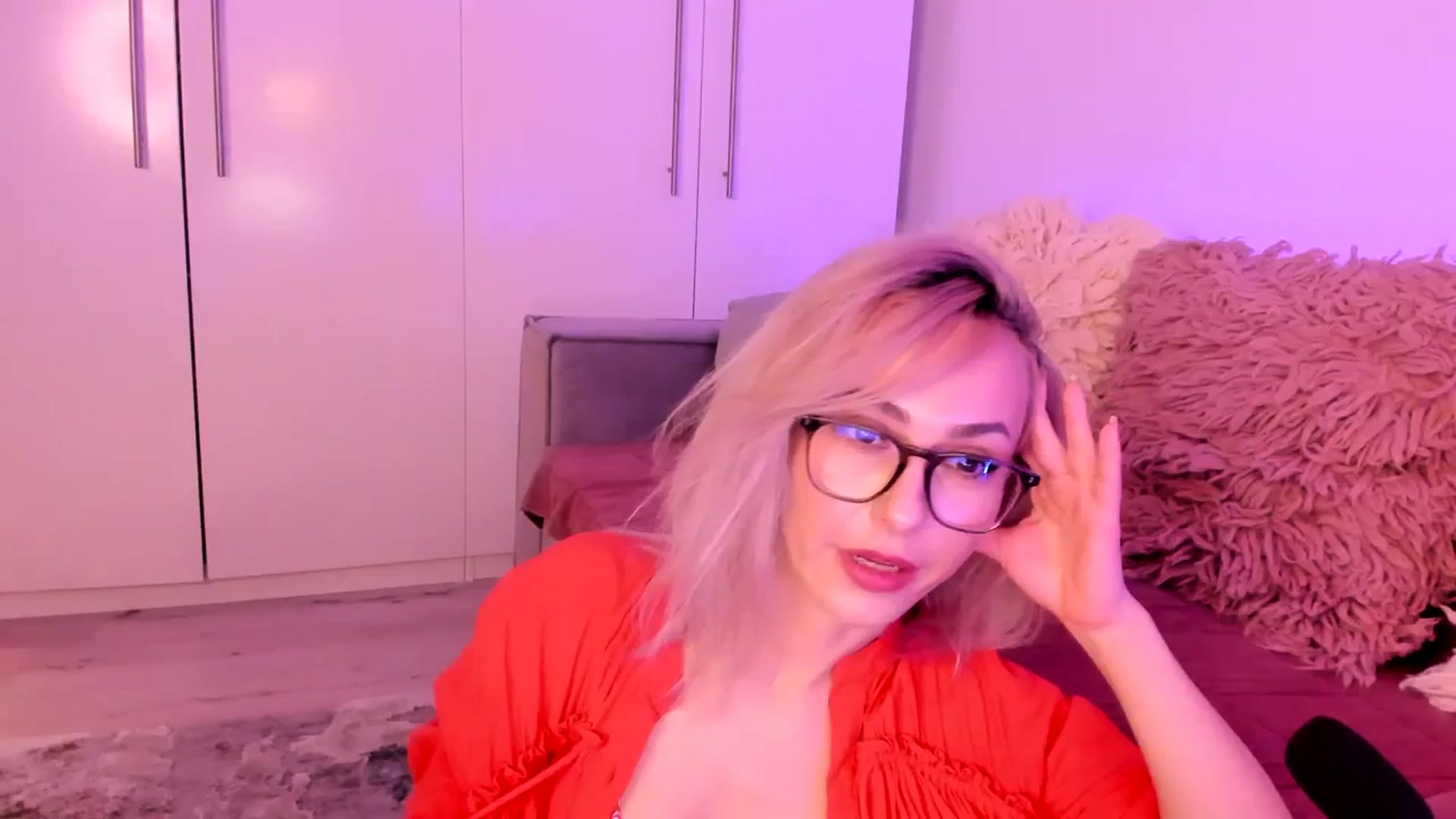 Gallery image thumbnail from Simi__'s myfreecams stream on, 12/18/2023, 16:57 image 2 of 20