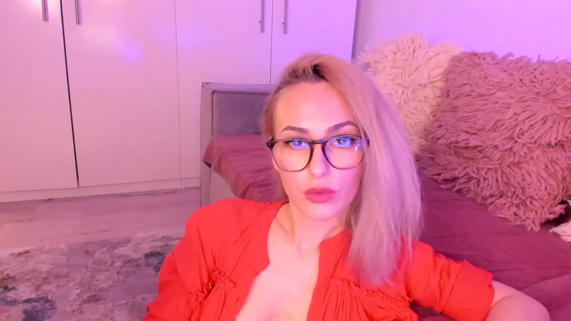 Gallery image thumbnail from Simi__'s myfreecams stream on, 12/18/2023, 16:57 image 11 of 20