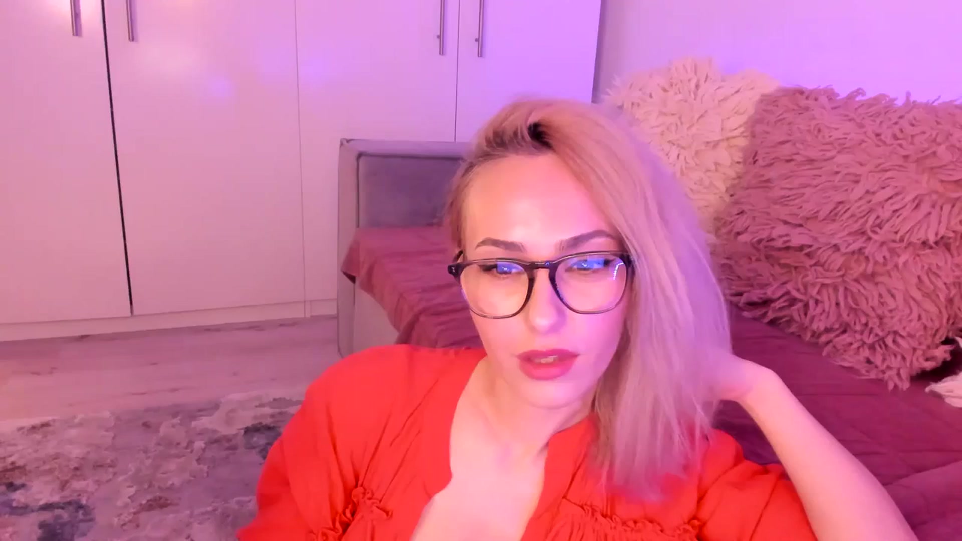 Gallery image thumbnail from Simi__'s myfreecams stream on, 12/18/2023, 16:57 image 10 of 20