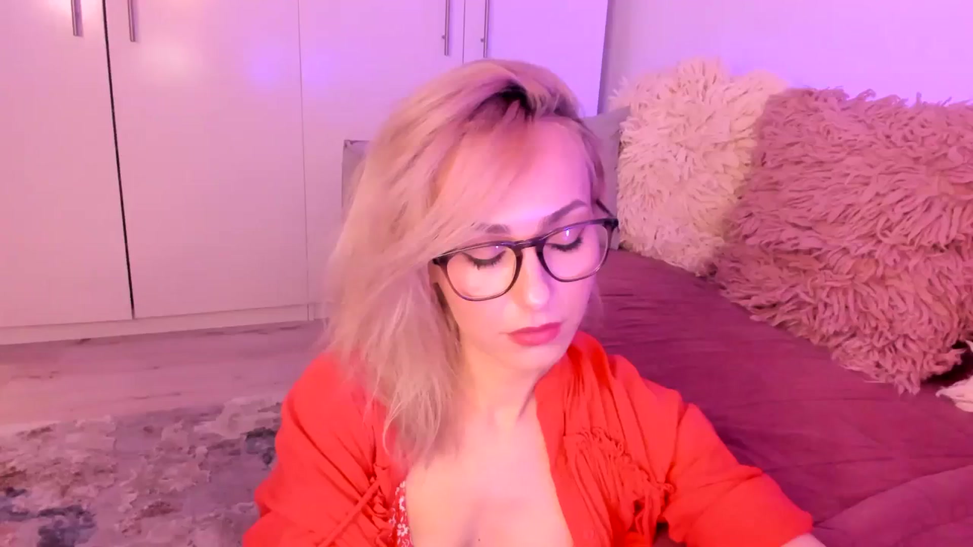 Gallery image thumbnail from Simi__'s myfreecams stream on, 12/18/2023, 16:57 image 5 of 20