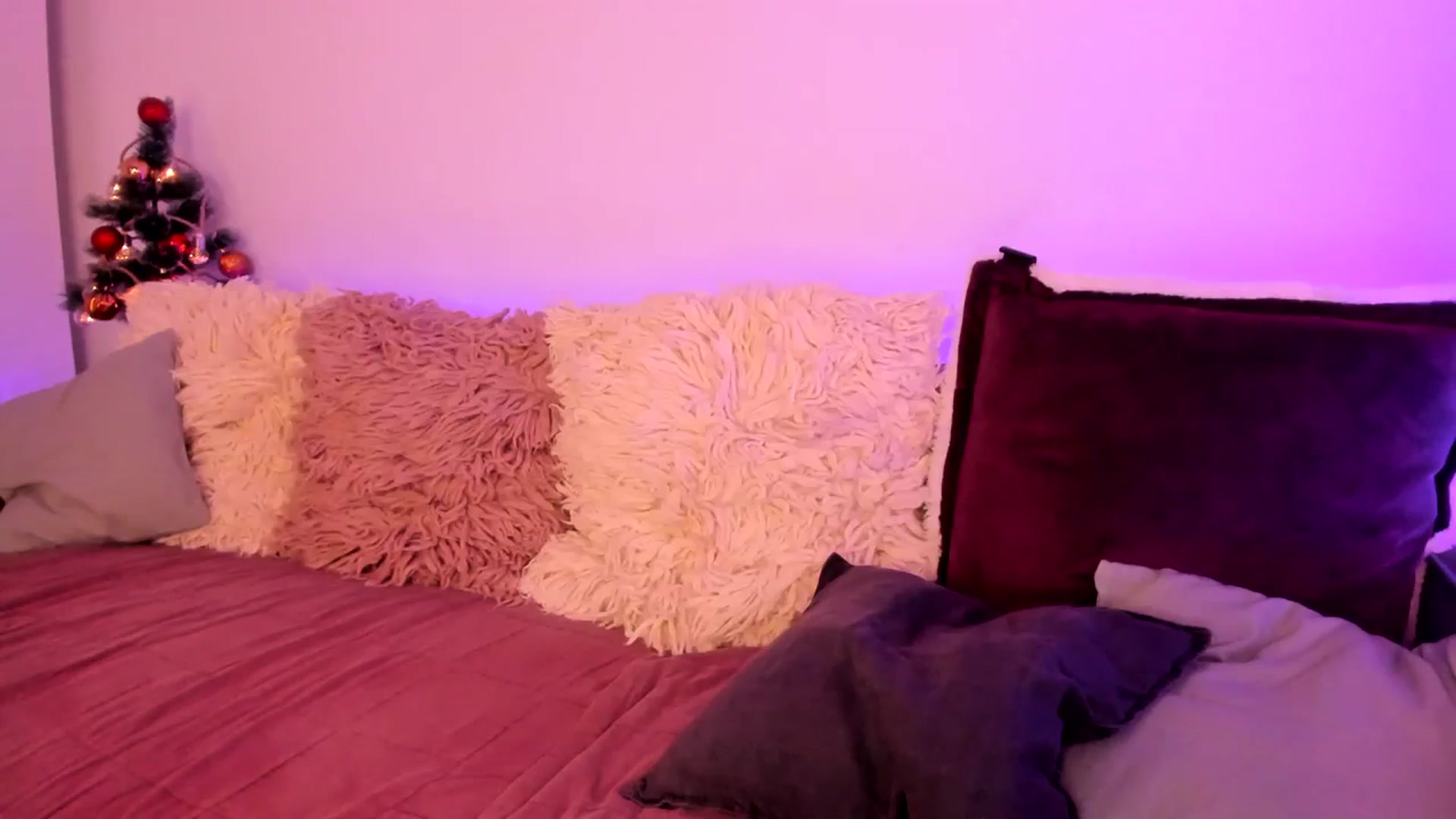 Gallery image thumbnail from Simi__'s myfreecams stream on, 12/24/2023, 19:16 image 8 of 20