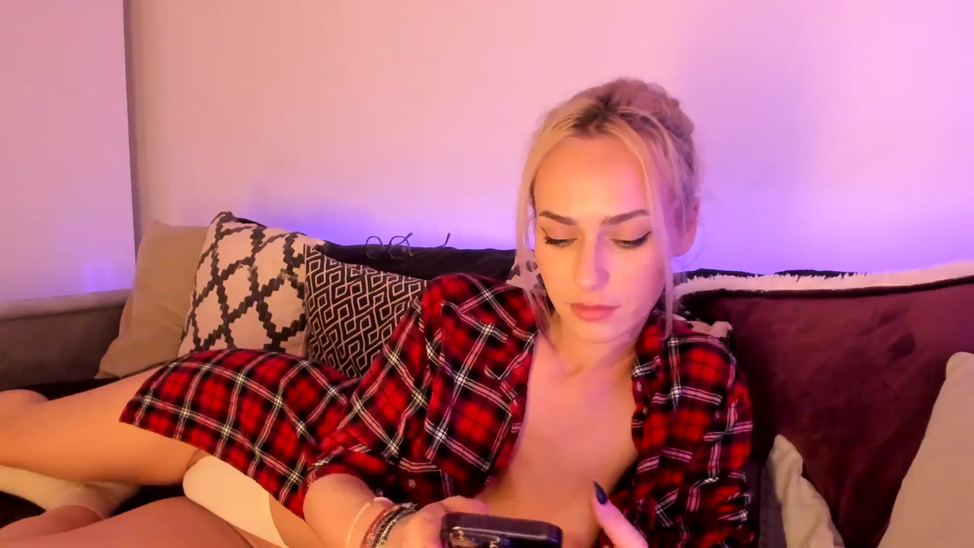 Gallery image thumbnail from Simi__'s myfreecams stream on, 02/12/2024, 21:18 image 16 of 20