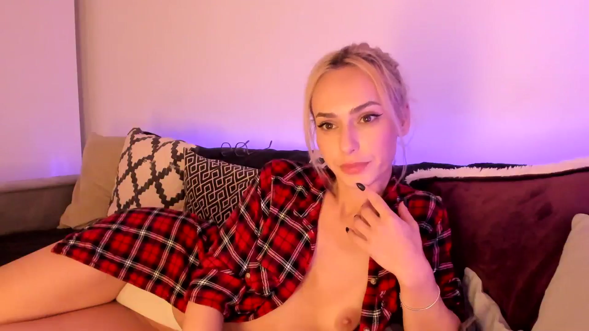 Gallery image thumbnail from Simi__'s myfreecams stream on, 02/12/2024, 21:18 image 12 of 20