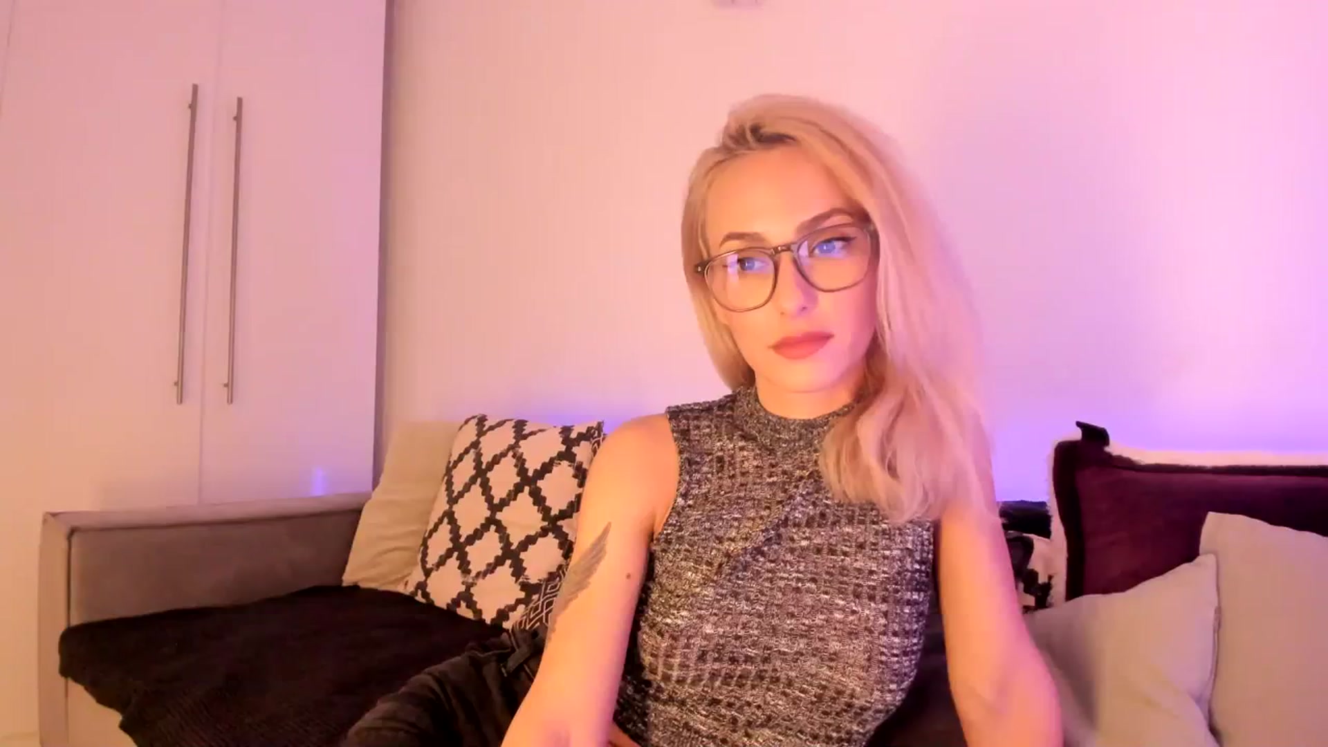 Gallery image thumbnail from Simi__'s myfreecams stream on, 02/13/2024, 18:19 image 11 of 20