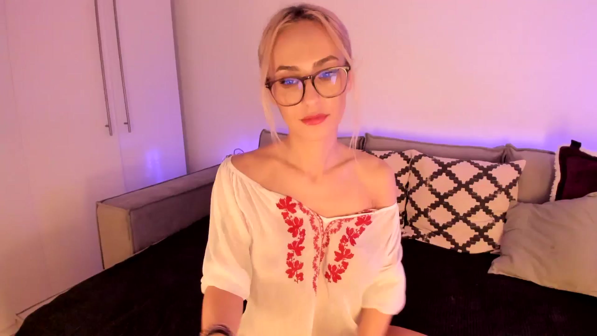 Gallery image thumbnail from Simi__'s myfreecams stream on, 02/18/2024, 20:29 image 6 of 20