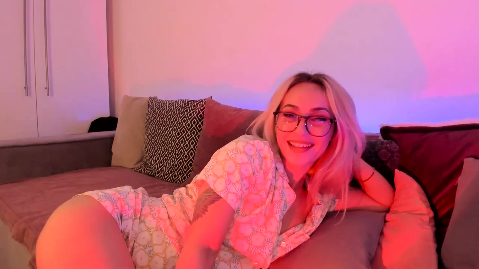 Gallery image thumbnail from Simi__'s myfreecams stream on, 04/18/2024, 19:23 image 16 of 20