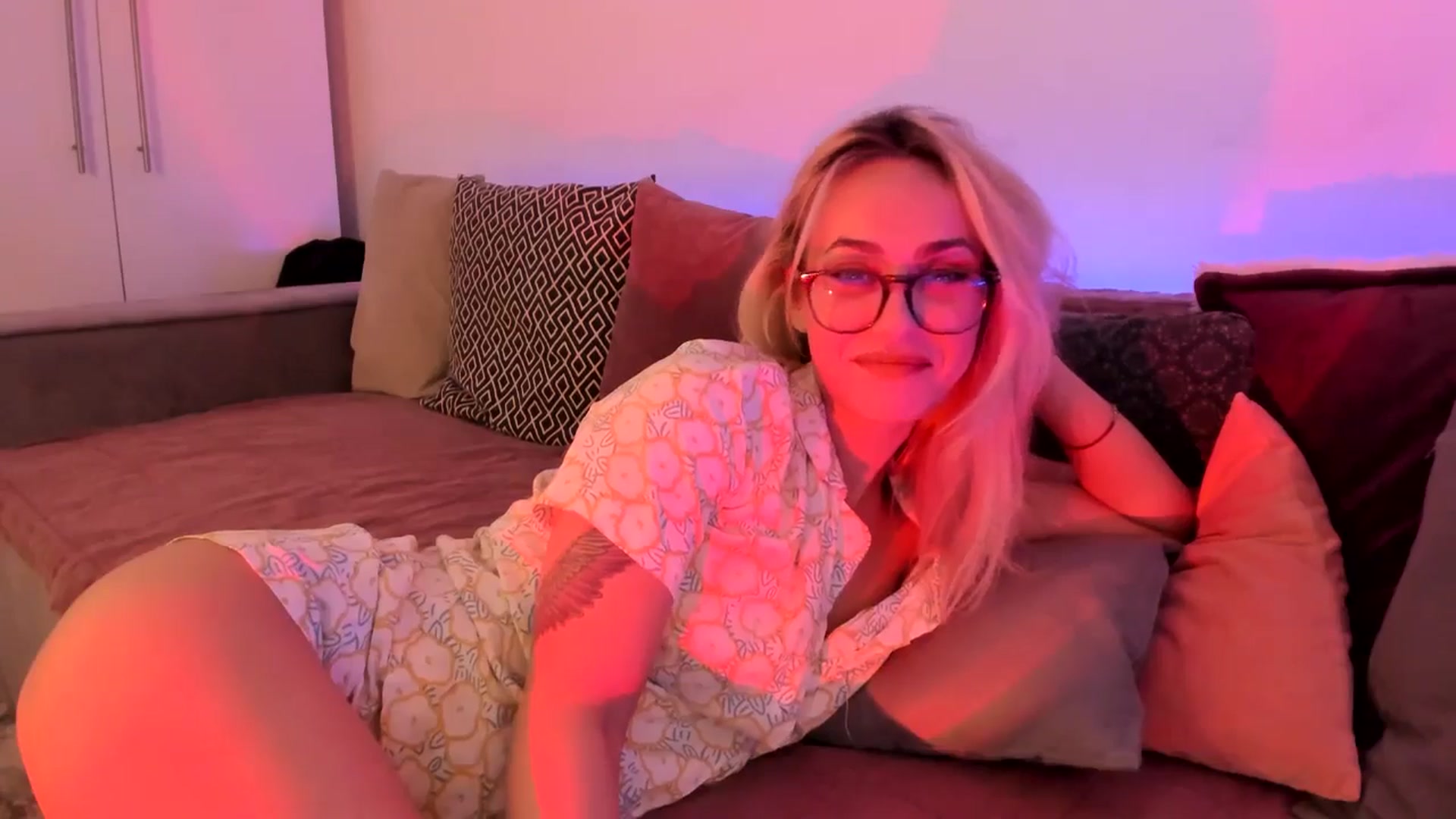 Gallery image thumbnail from Simi__'s myfreecams stream on, 04/18/2024, 19:23 image 17 of 20