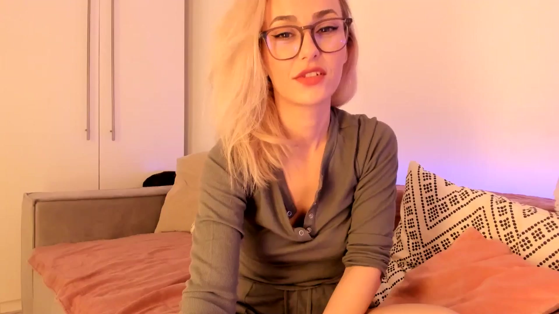 Gallery image thumbnail from Simi__'s myfreecams stream on, 04/29/2024, 19:06 image 7 of 20
