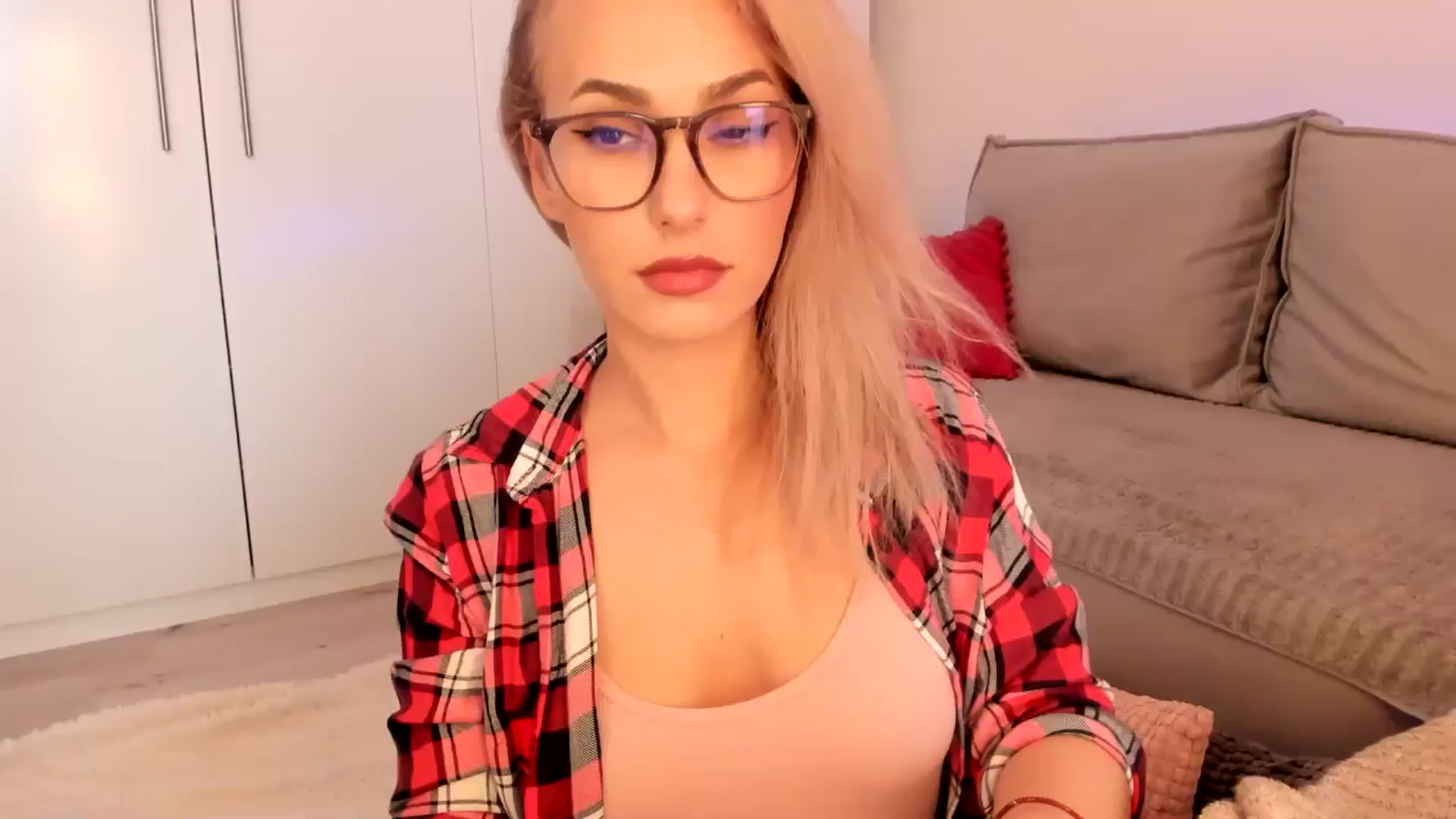 Gallery image thumbnail from Simi__'s myfreecams stream on, 05/15/2024, 16:03 image 1 of 20