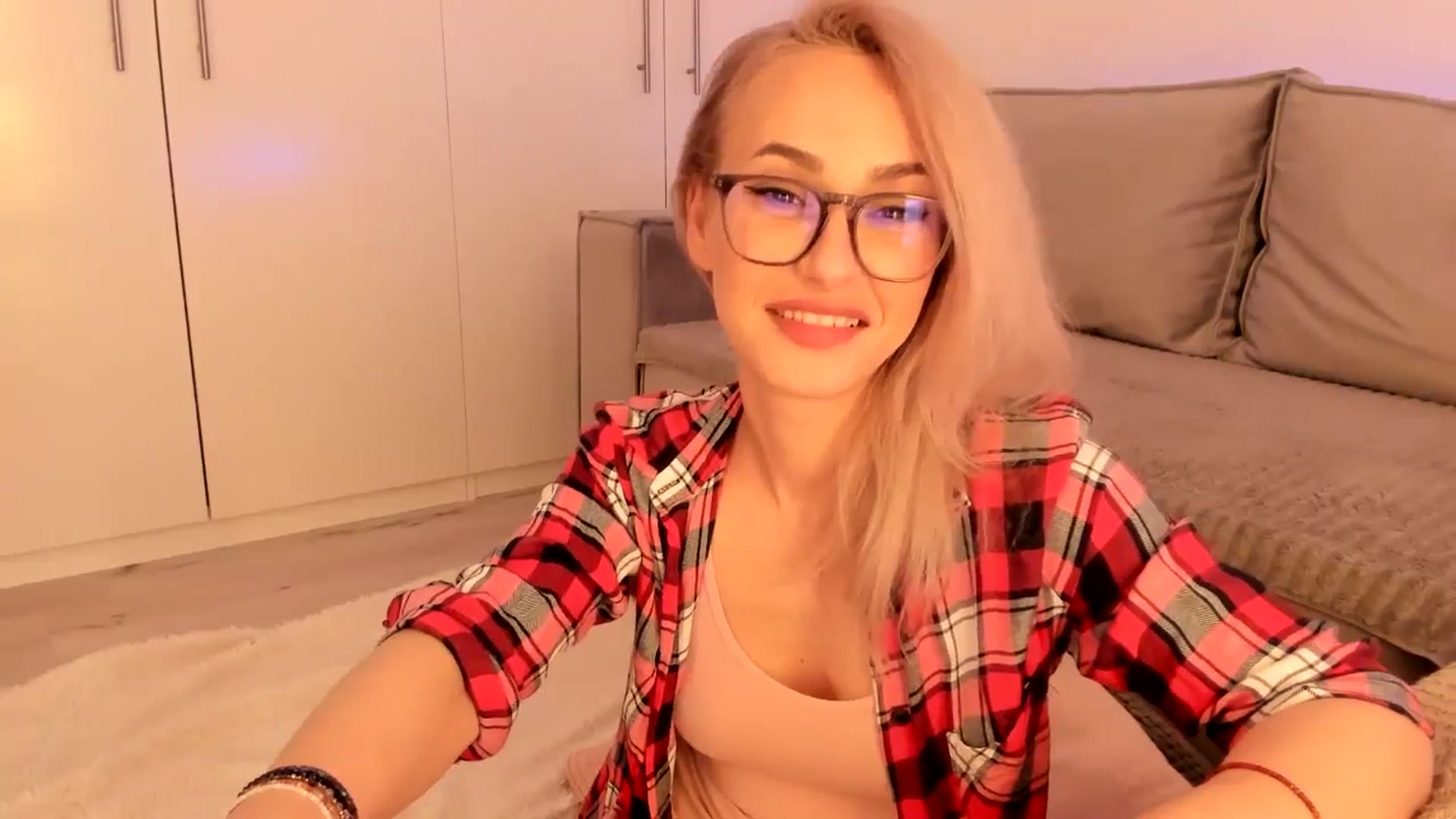 Gallery image thumbnail from Simi__'s myfreecams stream on, 05/15/2024, 17:38 image 2 of 20