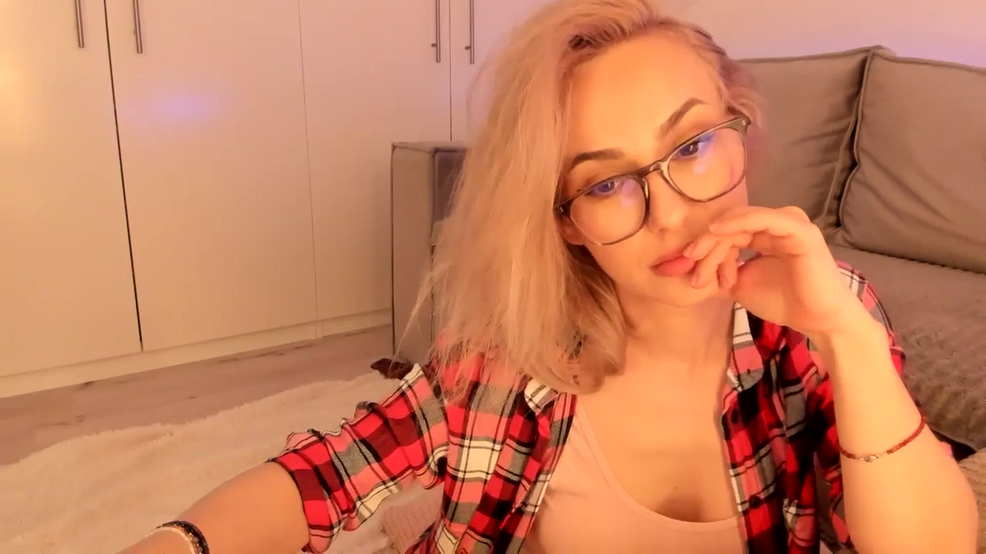 Gallery image thumbnail from Simi__'s myfreecams stream on, 05/15/2024, 17:38 image 6 of 20
