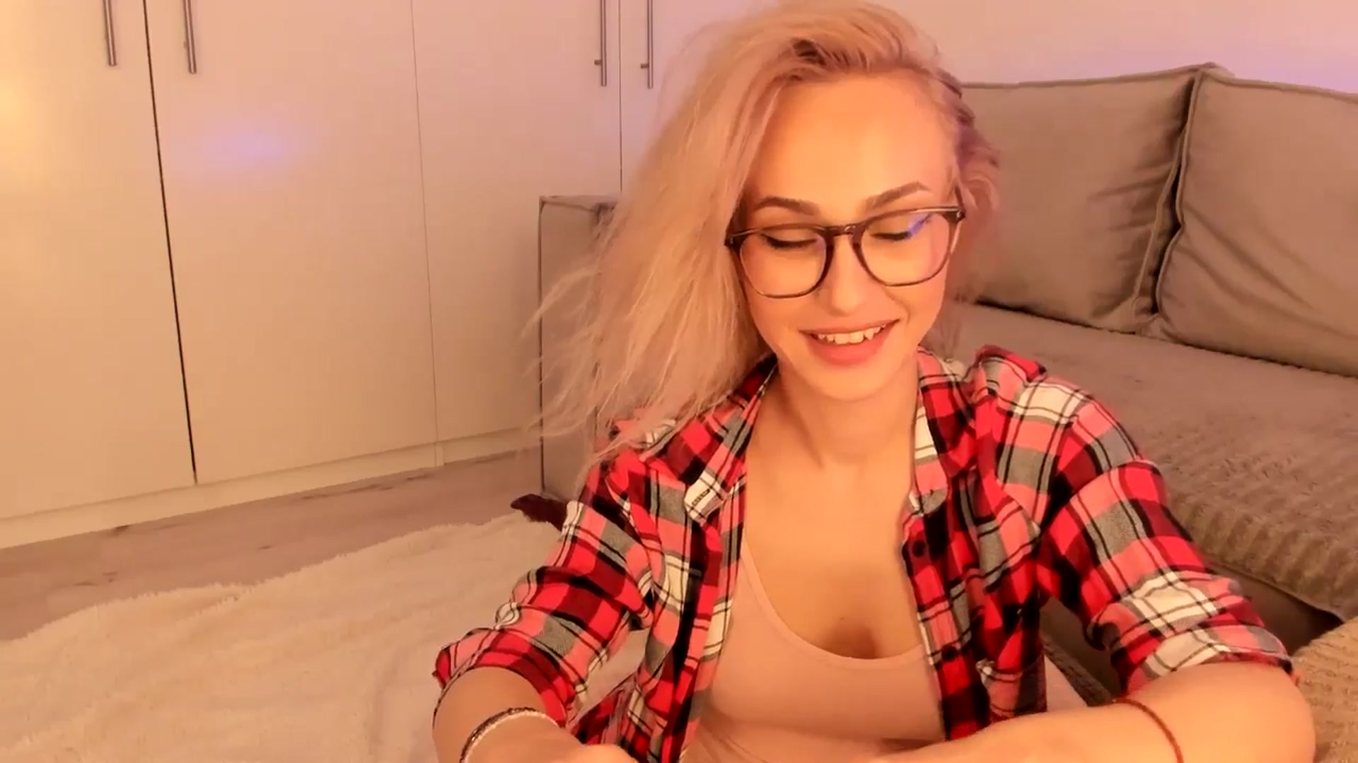 Gallery image thumbnail from Simi__'s myfreecams stream on, 05/15/2024, 17:38 image 4 of 20