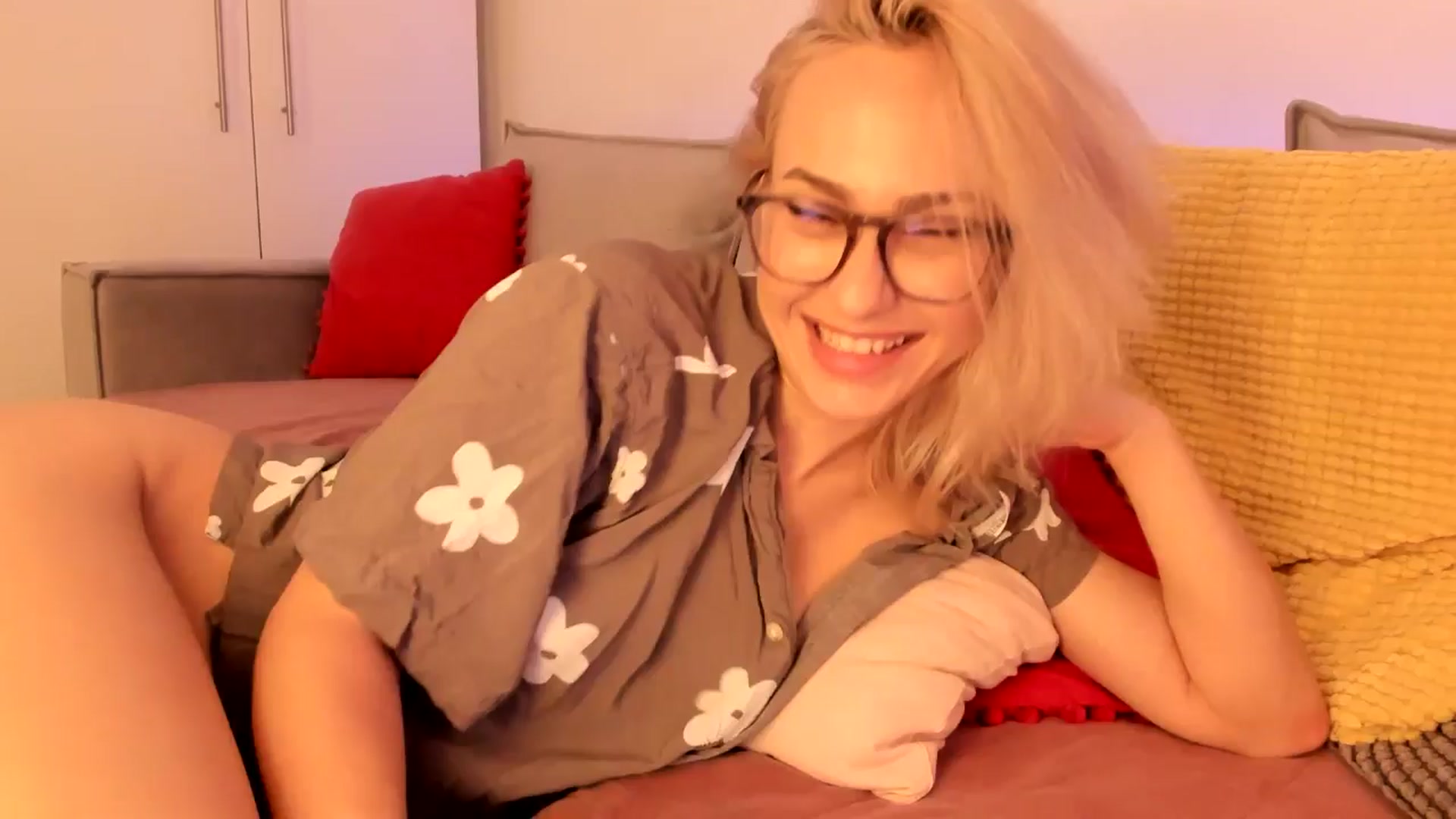 Gallery image thumbnail from Simi__'s myfreecams stream on, 06/02/2024, 21:14 image 15 of 20