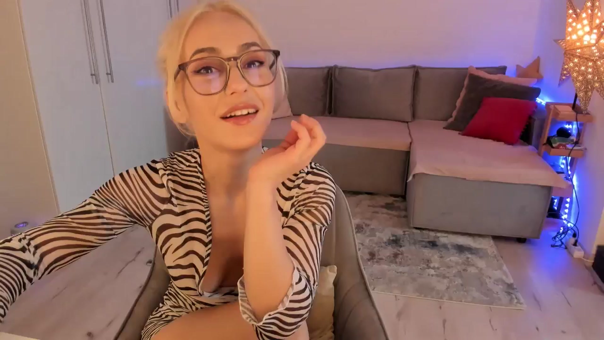 Gallery image thumbnail from Simi__'s myfreecams stream on, 06/27/2024, 15:54 image 7 of 20