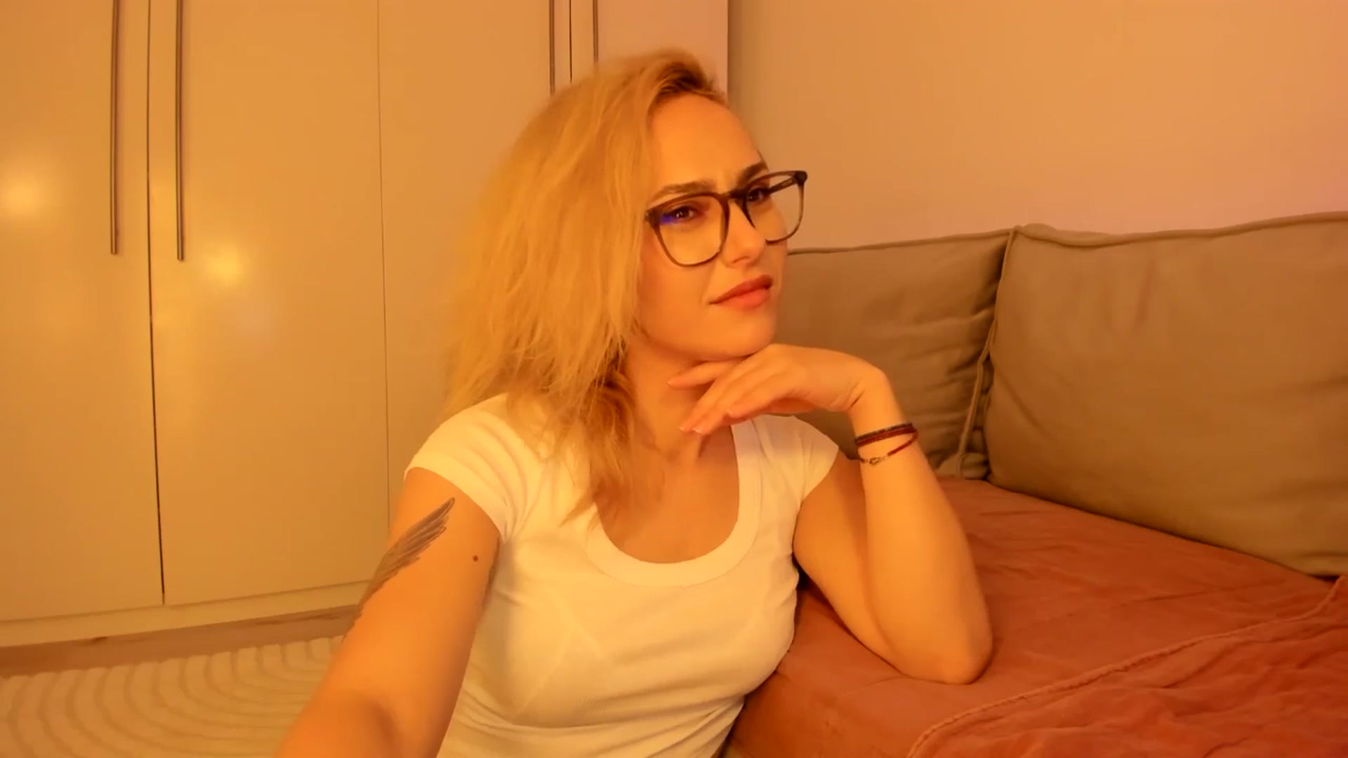Gallery image thumbnail from Simi__'s myfreecams stream on, 09/06/2024, 18:06 image 17 of 20