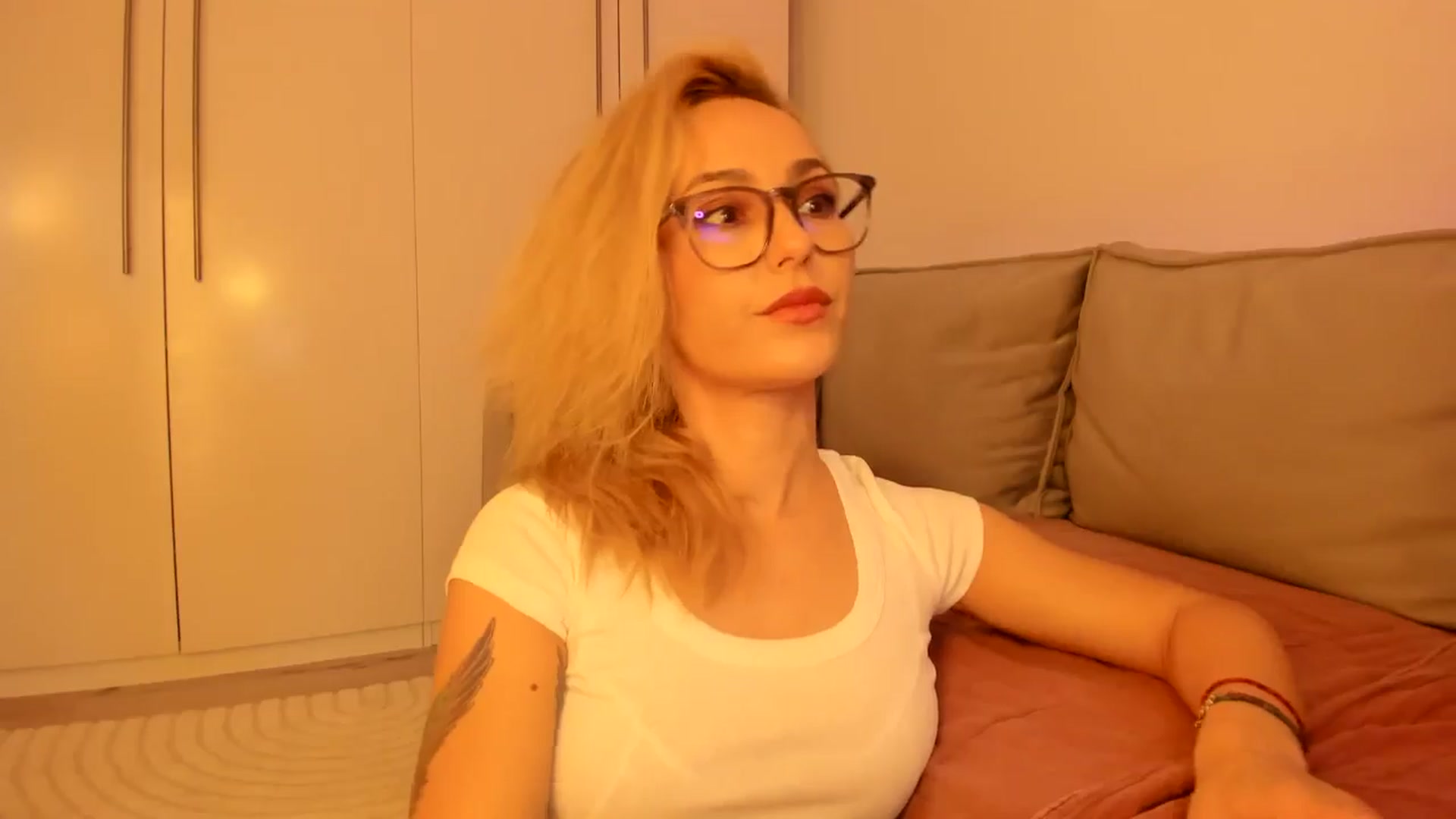 Gallery image thumbnail from Simi__'s myfreecams stream on, 09/06/2024, 18:06 image 9 of 20