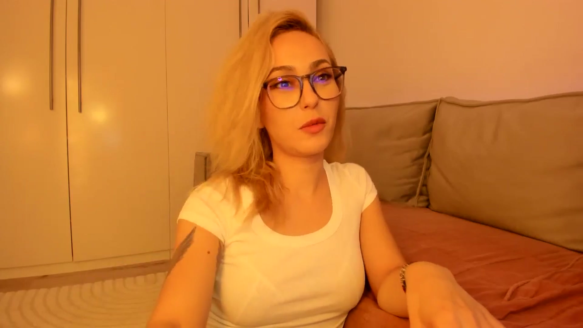 Gallery image thumbnail from Simi__'s myfreecams stream on, 09/06/2024, 18:06 image 15 of 20