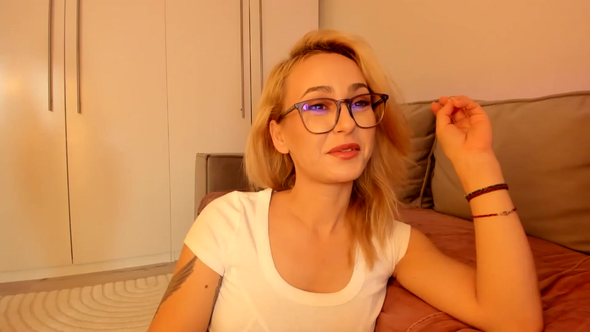Gallery image thumbnail from Simi__'s myfreecams stream on, 09/06/2024, 18:06 image 4 of 20