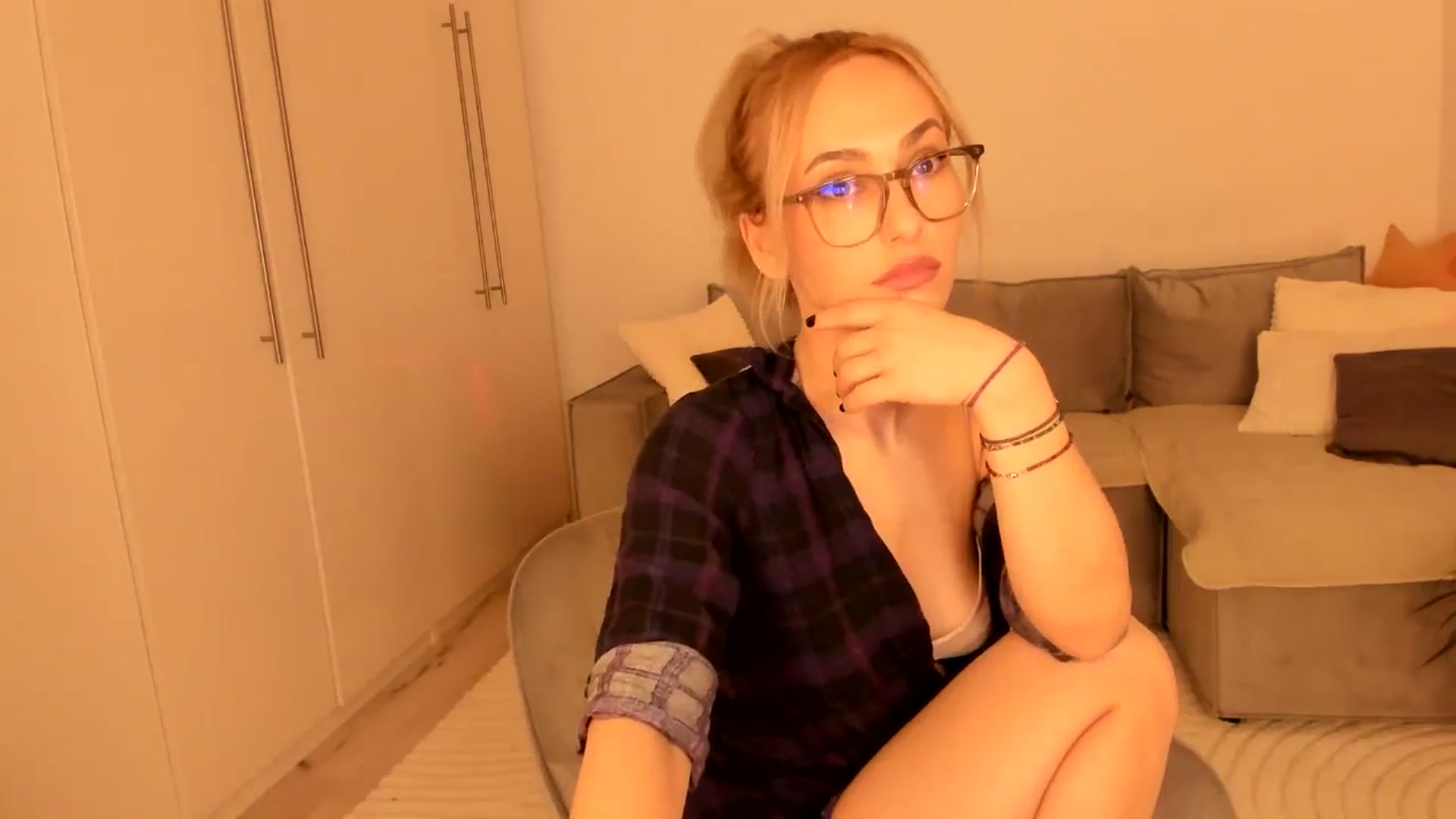 Gallery image thumbnail from Simi__'s myfreecams stream on, 09/30/2024, 17:31 image 10 of 20