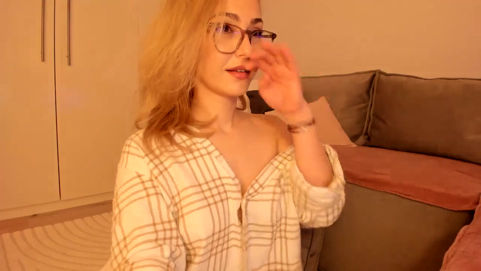 Gallery image thumbnail from Simi__'s myfreecams stream on, 10/13/2024, 17:46 image 9 of 20