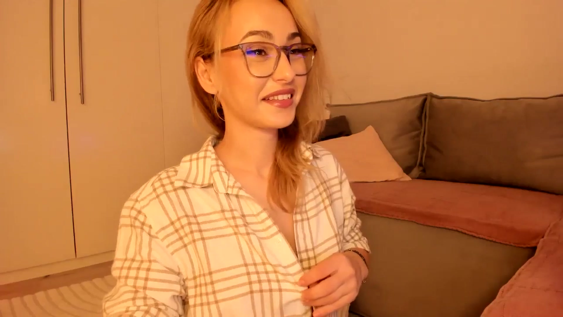 Gallery image thumbnail from Simi__'s myfreecams stream on, 10/13/2024, 17:46 image 2 of 20