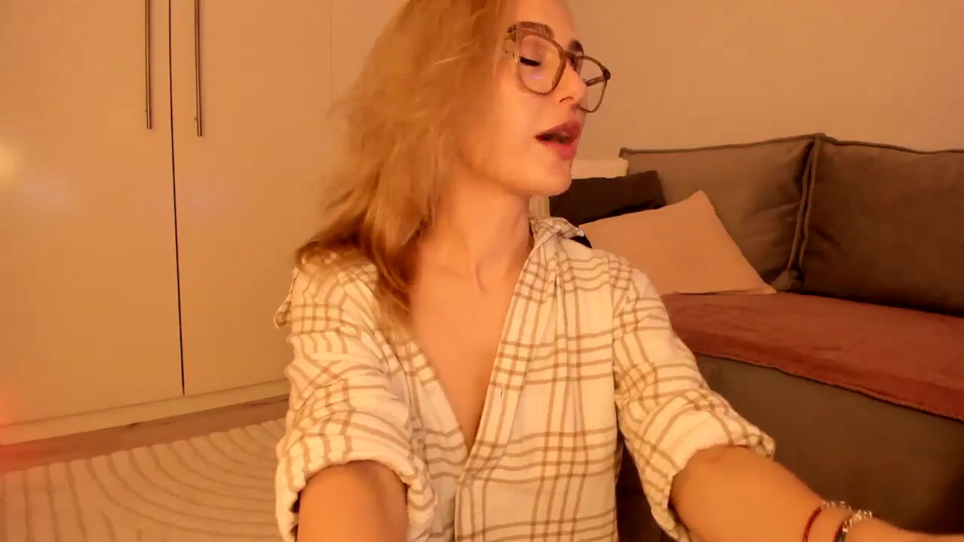 Gallery image thumbnail from Simi__'s myfreecams stream on, 10/13/2024, 17:46 image 12 of 20