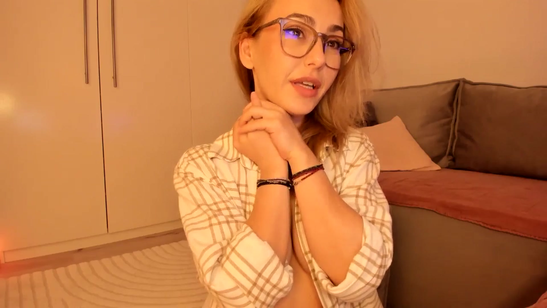 Gallery image thumbnail from Simi__'s myfreecams stream on, 10/13/2024, 18:21 image 20 of 20