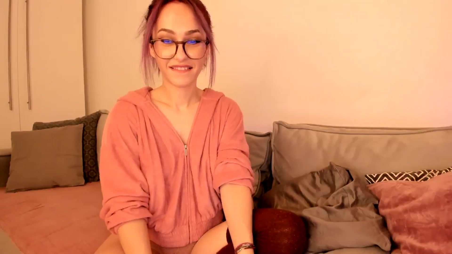 Gallery image thumbnail from Simi__'s myfreecams stream on, 10/15/2024, 17:33 image 12 of 20